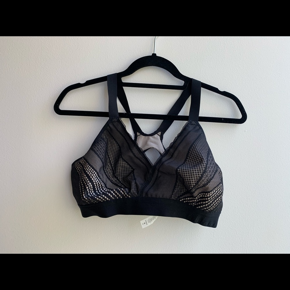 Lululemon black lace trim yoga top. D38